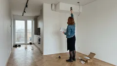 Kolik vás doopravdy vyjde napínaný strop: rychlý výpočet a detaily, které umí cenu zlomit