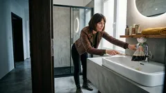 Nápoj z lednice a obyčejný sáček: vodní kámen z baterie povolí bez drhnutí