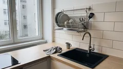 Proč klasický odkapávač z linky mizí: nástěnné řešení šetří místo i nepořádek