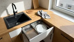 Proč odkapávač na lince dělá v kuchyni nepořádek? Jedna nenápadná změna ho může schovat