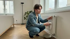 Radiátor bublá a hřeje jen napůl? Jednoduchý postup, který často stačí