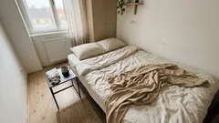 Malá ložnice působí stísněně? Barva a materiál povlečení udělají víc, než čekáte