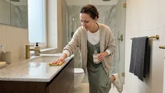 Mramor v koupelně bez otrocké údržby: kam patří a čím ho chytře nahradit