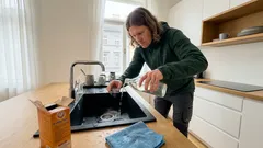 Ocet a jedlá soda v domácnosti: kdy fungují skvěle a kdy je raději nemíchat