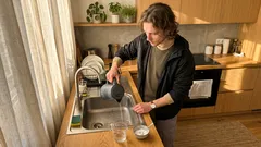 Instalatérův trik s octem: kdy zápach z odtoku zmizí během pár minut — a kdy už je čas na mechanické čištění