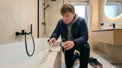 Černé mapy na silikonu v koupelně: jednoduchý postup, který vytáhne plíseň i z mikroprasklin