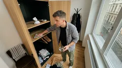 Zatuchlý zápach ve skříni? Většinou nejde o oblečení – pomůže pár nenápadných kroků